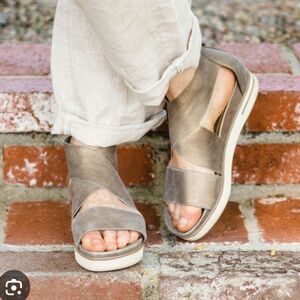 Euro soft gray platform Sport sandals 10